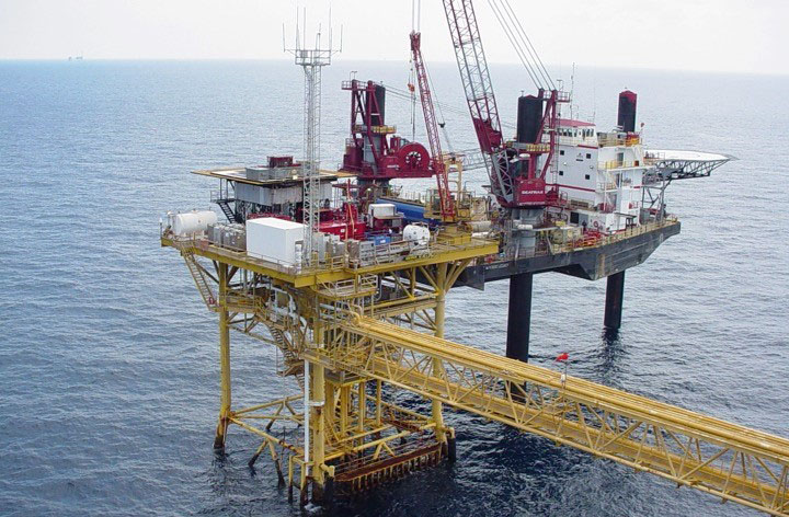 Liftboat placing equipment on an offshore platform